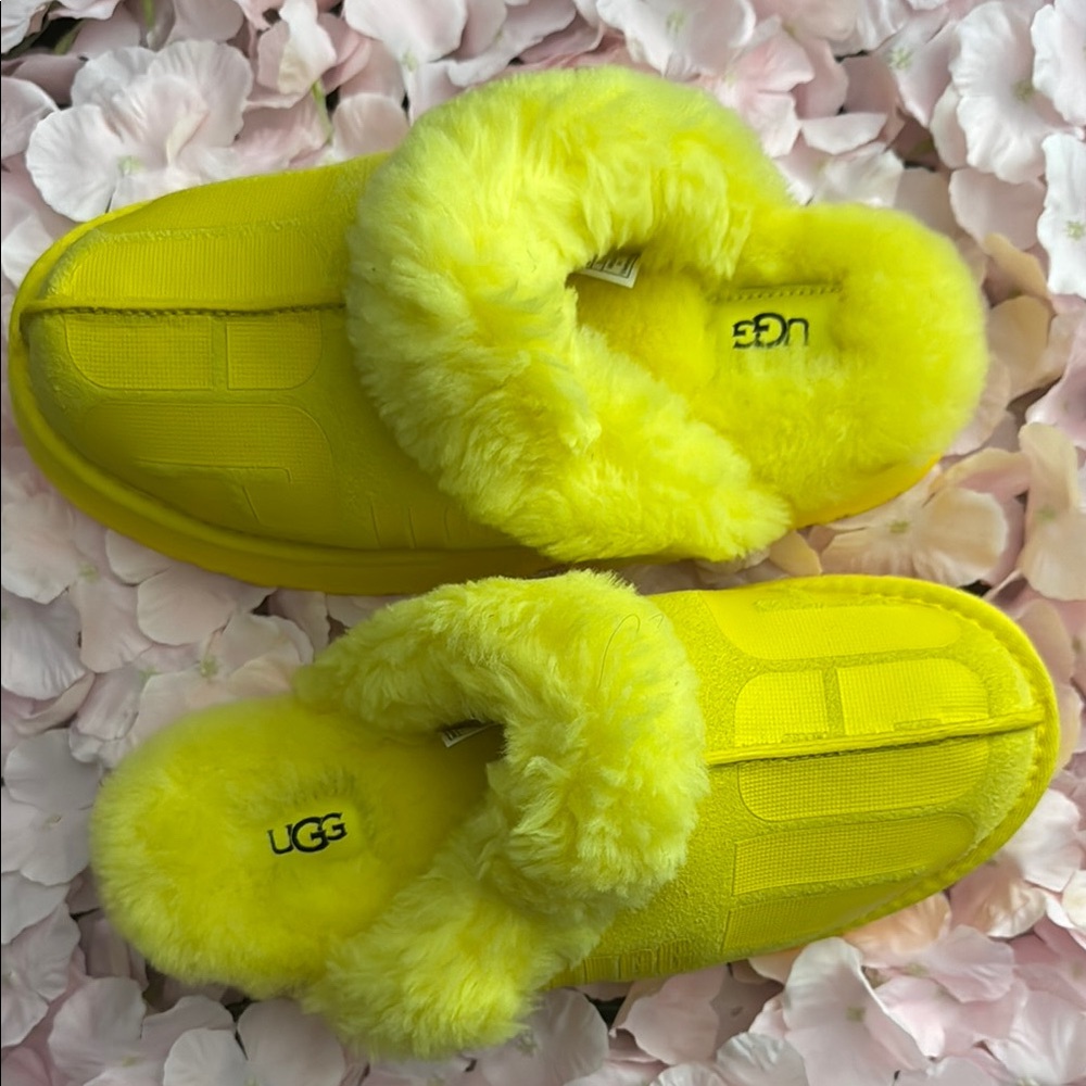 New UGG Yellow Woman Fuzzy Slippers Size 8